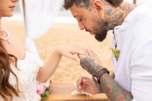 Casamento ao nascer do sol em Ubatuba com cerimônia na praia, decoração elegante e vista para o mar.
