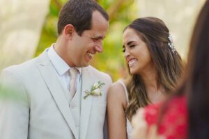 Save the Date para casamento em Ubatuba com casal em cenário de praia, representando o planejamento antecipado de um destination wedding.